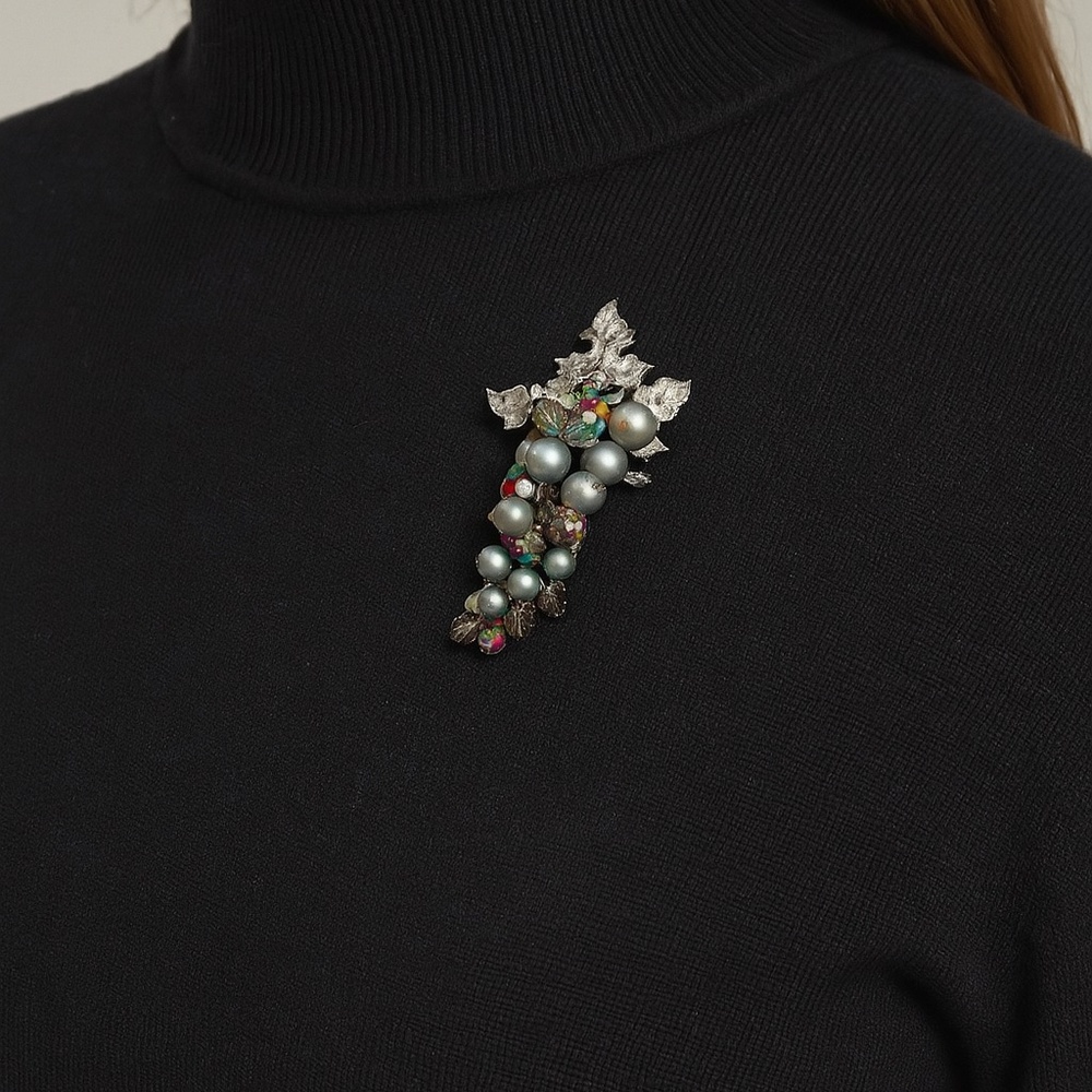 Vtg Brooch Silvertone Grape Cluster gray pearl beads iridescent beads 2.5”